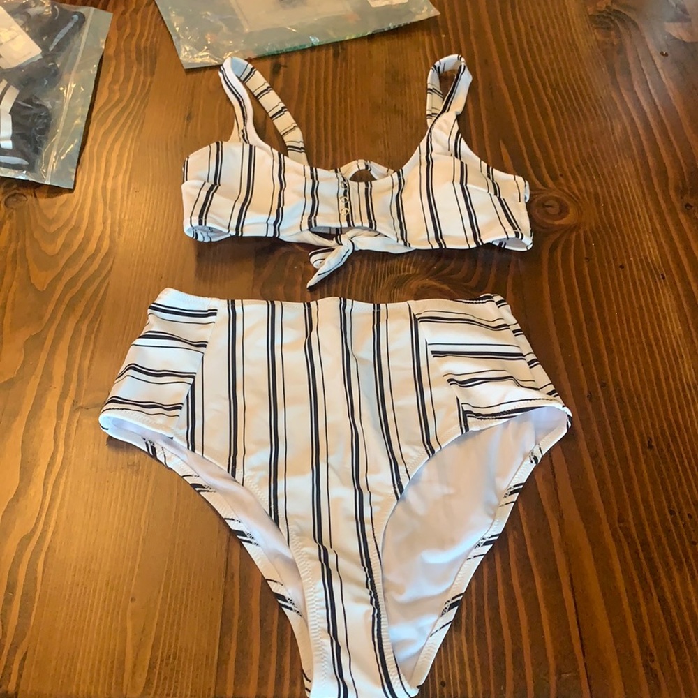 Cupshe black and white striped swimsuit - Picture 1 of 2